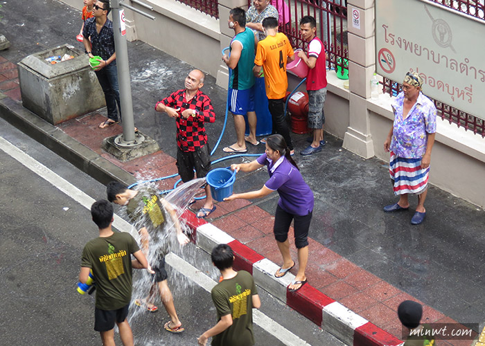 傳說中的挨踢部門-『泰國曼谷自助行』曼谷潑水節 CentralWorld 時尚歡樂潑水泡沫趴