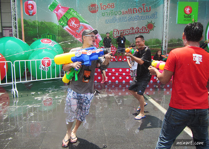 傳說中的挨踢部門-『泰國曼谷自助行』曼谷潑水節 CentralWorld 時尚歡樂潑水泡沫趴