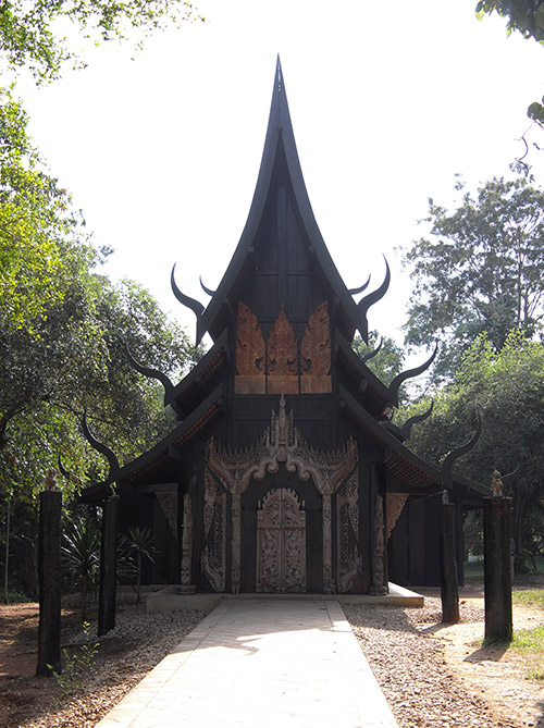 『泰國清邁自助景點』來自暗黑世界的掉落物 -- 黑廟 -- 傳說中的挨踢部門