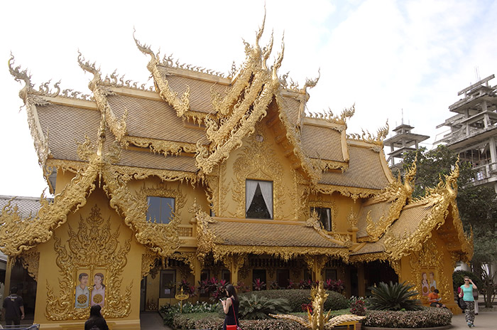 『泰國清邁自助景點』泰國清邁旅遊必去景點白廟 - 傳說中的挨踢部門