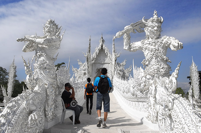 『泰國清邁自助景點』泰國清邁旅遊必去景點白廟 - 傳說中的挨踢部門