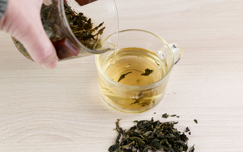 申時七茶－台灣綠茶在沖泡時，茶湯不如日本綠茶來的綠，這是怎麼一回事？