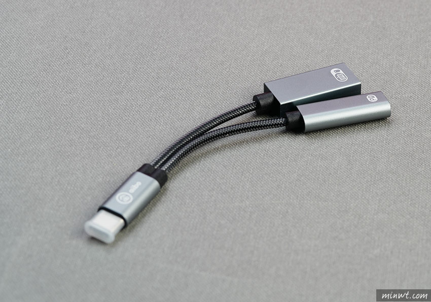 梅問題-Type-C一對二傳輸線，可同時充電又傳輸資料