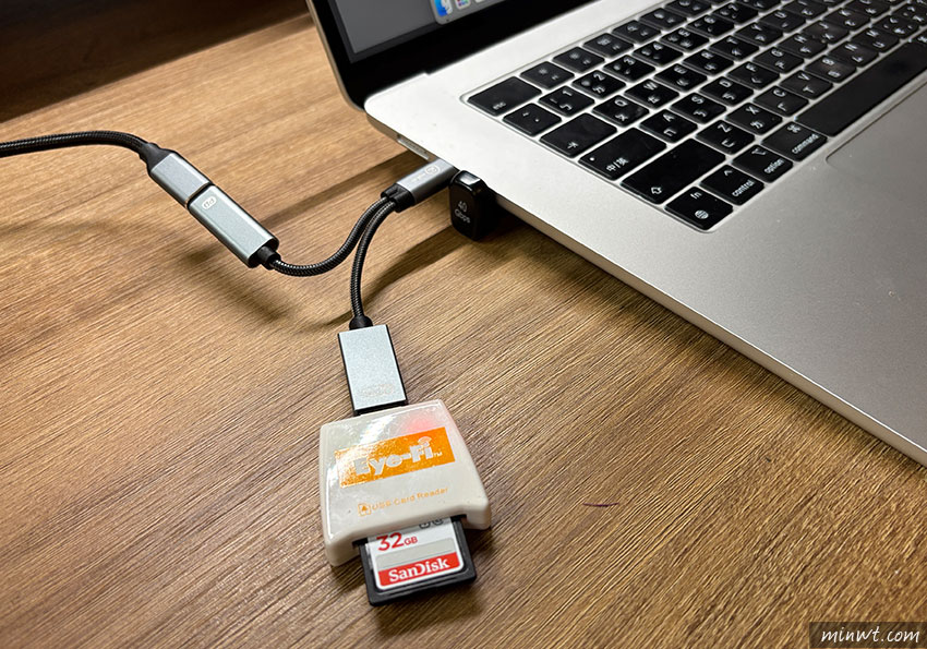 梅問題-Type-C一對二傳輸線，可同時充電又傳輸資料