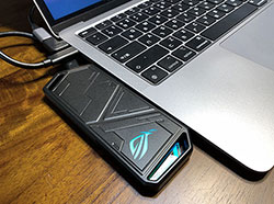 [開箱] ASUS ROG M.2 NVMe SSD 外接盒，拆組免螺絲、散熱佳、傳輸穩定不掉速