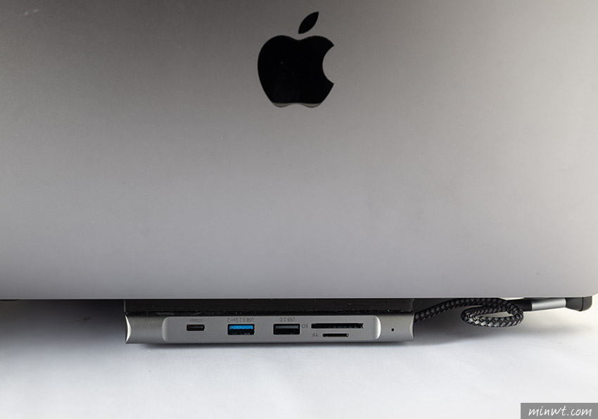 梅問題-Macbook Air大升級：ESSAGER 8合1 Type-C HUB，內建M.2硬碟盒，同時左右二邊皆可充電
