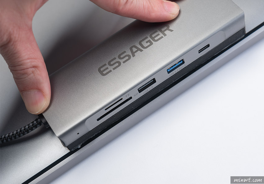 梅問題-Macbook Air大升級：ESSAGER 8合1 Type-C HUB，內建M.2硬碟盒，同時左右二邊皆可充電