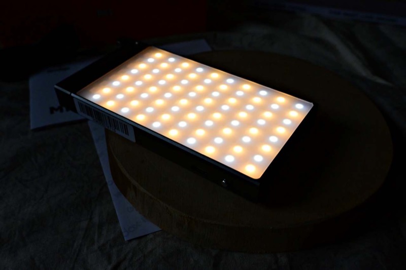 梅問題－【開箱】GODOX M1 RGB補光燈，內建40種情景燈光模式，搭配萬向支架補光更方便