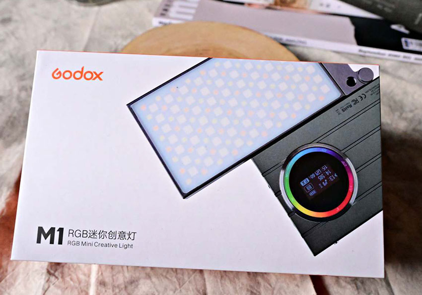 [開箱] 神牛GODOX M1 RGB補光燈，內建40種情景燈光模式，搭配萬向支架補光更方便