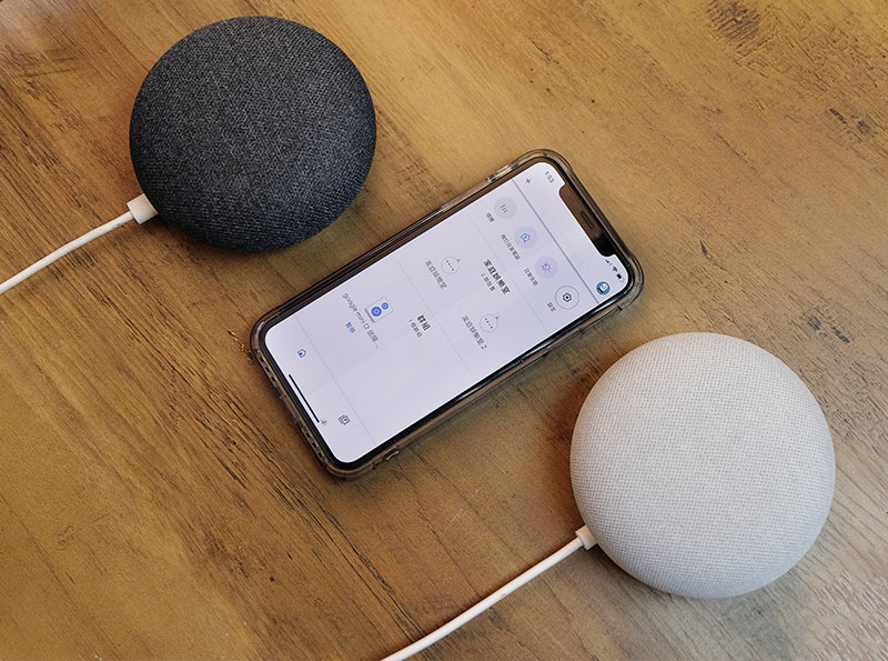 將二顆 Google Nest Mini 藍牙喇叭群組起來，打造左右聲道的立體聲智慧音箱