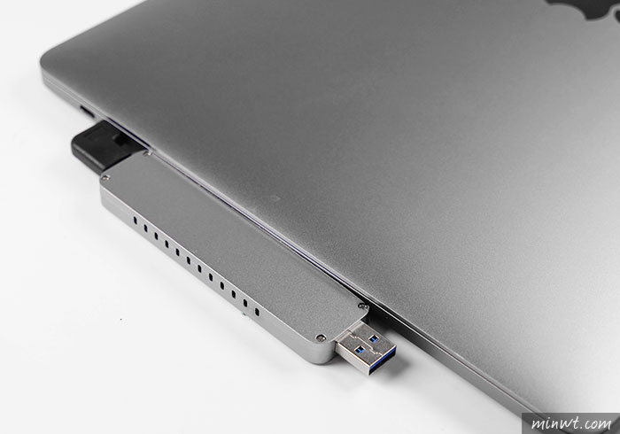 梅問題-[開箱] 金士頓Kingston A2000 NVMe PCIe SSD固態硬碟，讀寫直逼Macbook內部硬碟，讓Macbook的容量大解放