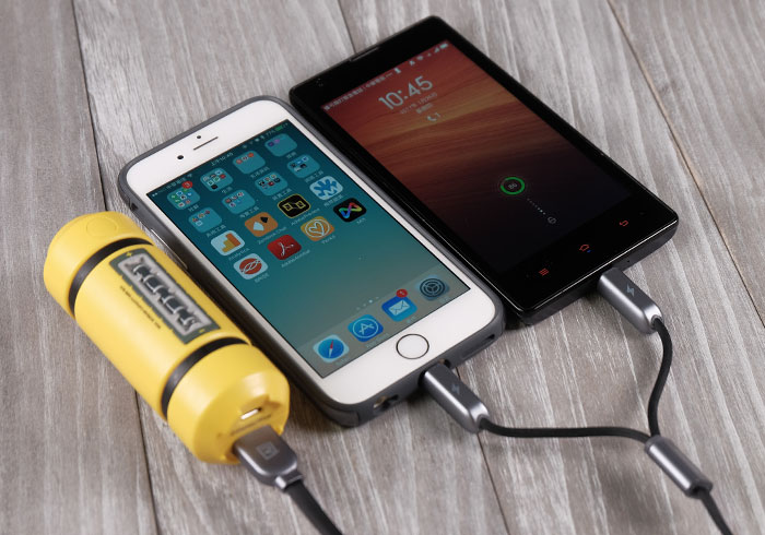 REMAX兩用充電線，可同時充電iPhone與Android兩組設備