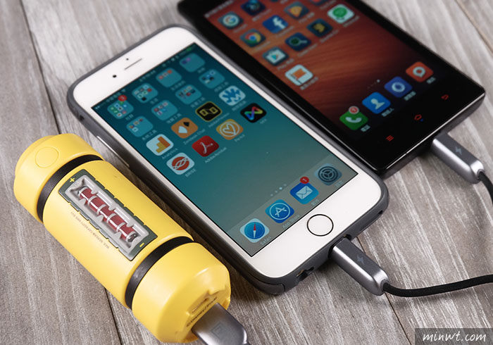 梅問題－REMAX兩用充電線，可同時充電二組設備iPhone與Android