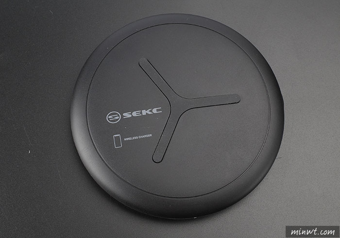 梅問題-[開箱] 日本SEKC二合一無線充電盤，可同時快充iPhone與Apple Watch