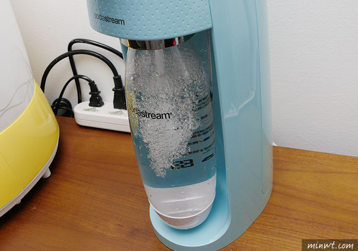 梅問題-[開箱] Sodastream 自動扣瓶氣泡水機Spirit，炎炎夏日就是要來這一味