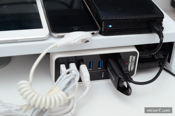 梅問題－《USB3.0 HUB》 充電與傳輸二合一並可同時作業