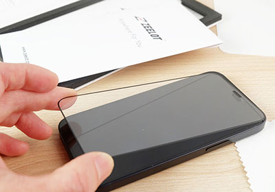 第一次自貼就上手！ZEELOT高清透iPhone玻璃螢幕保護貼