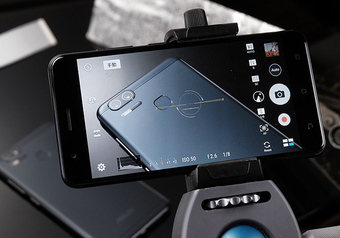 ASUS ZenFone3 Zoom雙鏡頭光學四軸防手震與0.03秒三混極速對焦，並支援反向充電