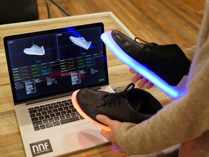 《Orphe》超炫麗智慧型會發光LED鞋