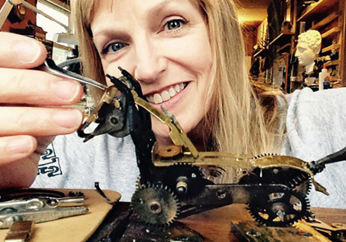 Susan Beatrice藝術家 將壞掉的機械表給與新生命力，變成飛禽猛獸