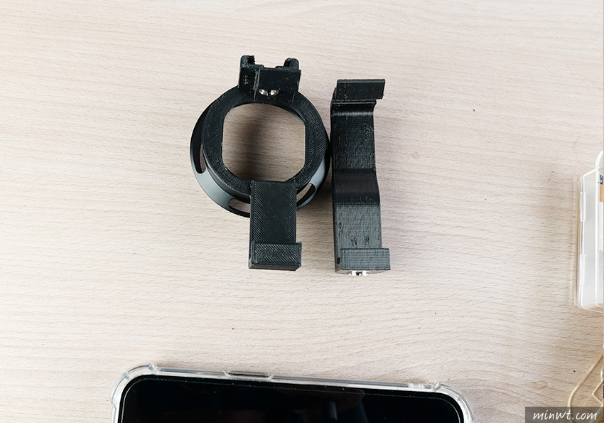 梅問題-1秒讓iPhone15變身類單，自製iPhone15扣夾式配件，無需拆機即可擁有手把、52mm濾鏡環和冷靴座