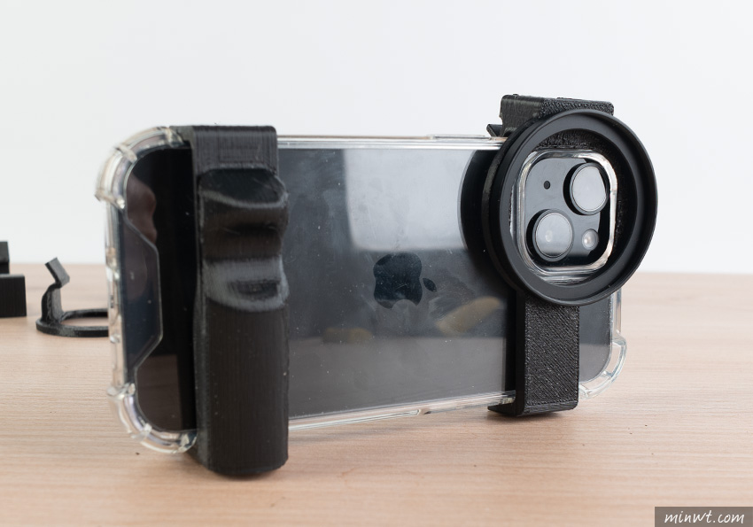 梅問題-1秒讓iPhone15變身類單，自製iPhone15扣夾式配件，無需拆機即可擁有手把、52mm濾鏡環和冷靴座