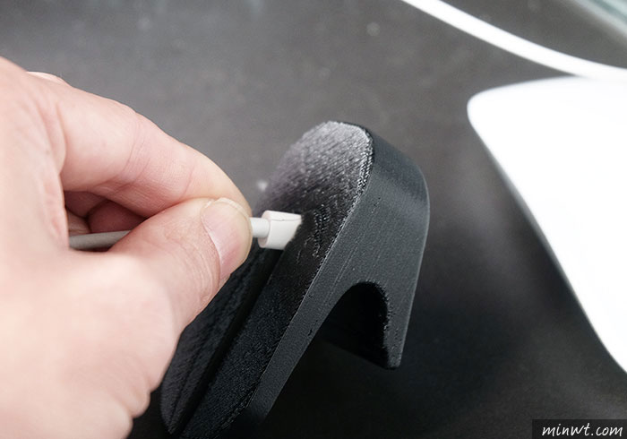 梅問題-3D列印Magic Mouse充電架，讓充電時也很優雅，不再四腳朝天