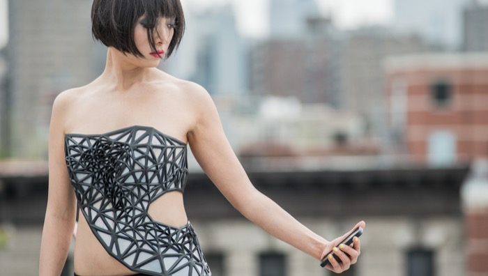 梅問題-3D列印跨足時尚界《x.pose》利用手機改變衣服透明度與顏色