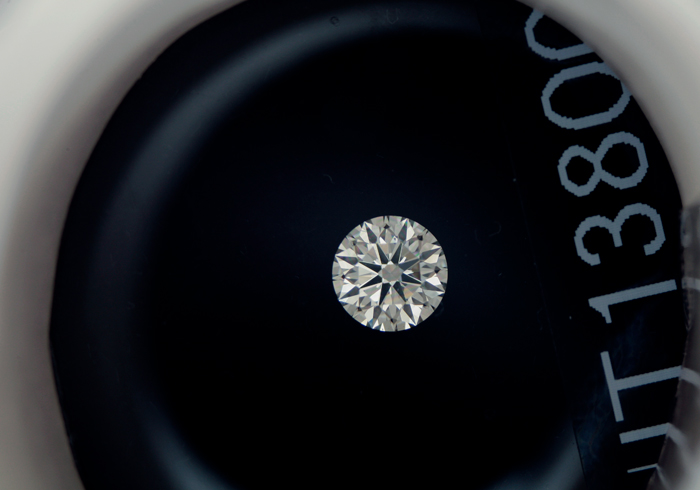 梅問題－商品攝影－一盞LED燈就能拍出八心八箭的鑽石完美切工