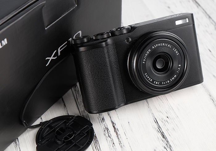 [開箱] Fujifilm富士XF-10 超輕巧APSC隨身口袋機，USB充電與觸控對焦