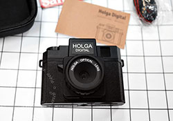 [開箱]   HOLGA DIGITAL 數位猴哥相機來囉！隨手拍出超有味的LOMO風