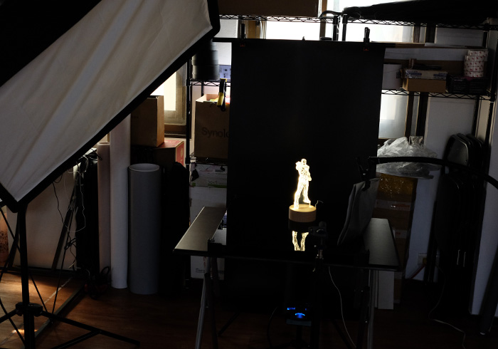 梅問題－《攝影教學》混燈拍出壓透明克力雕刻鋼鐵人桌燈