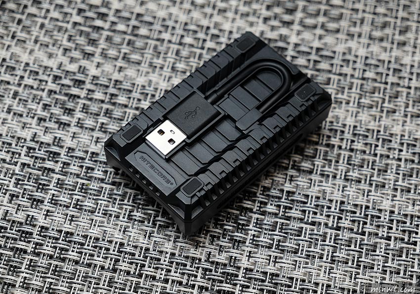 梅問題-Nitecore ULSL USB 專為 Leica SL(BP-SCL4)所設計的USB充電器，可偵測充電溫度與電壓