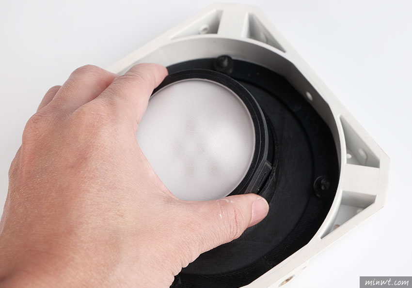 梅問題-用3D印表機，自製Profoto C1專用的柔光罩接環，讓佈光更方便
