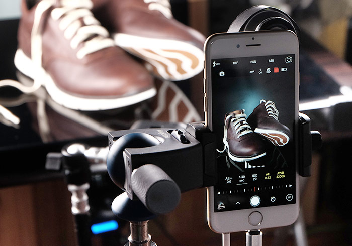 「手機攝影－生活用品」利用多燈拍出高貴內斂真皮休閒鞋
