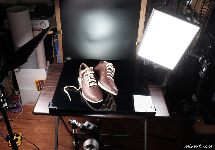 梅問題－「手機商品攝影-13」利用多燈拍出高貴真皮休閒鞋