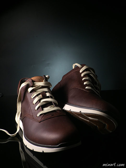 梅問題－「手機商品攝影-13」利用多燈拍出高貴真皮休閒鞋