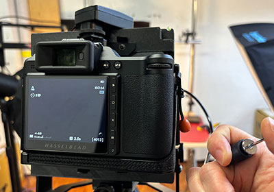 Hasselblad 哈蘇X2D 當外接蛇腹鏡頭時，如何引閃外部閃燈