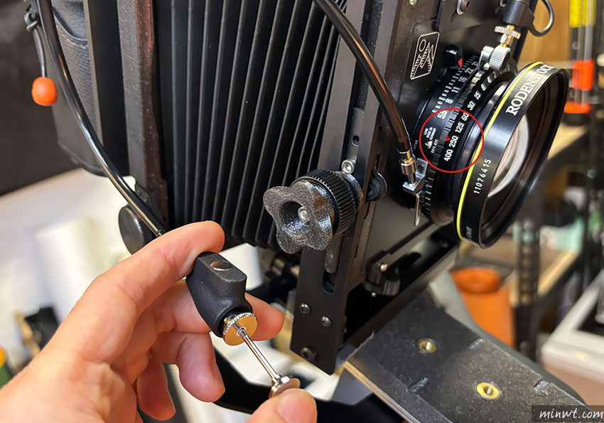 梅問題-Hasselblad 哈蘇X2D 當外接蛇腹鏡頭時，如何引閃外部閃燈