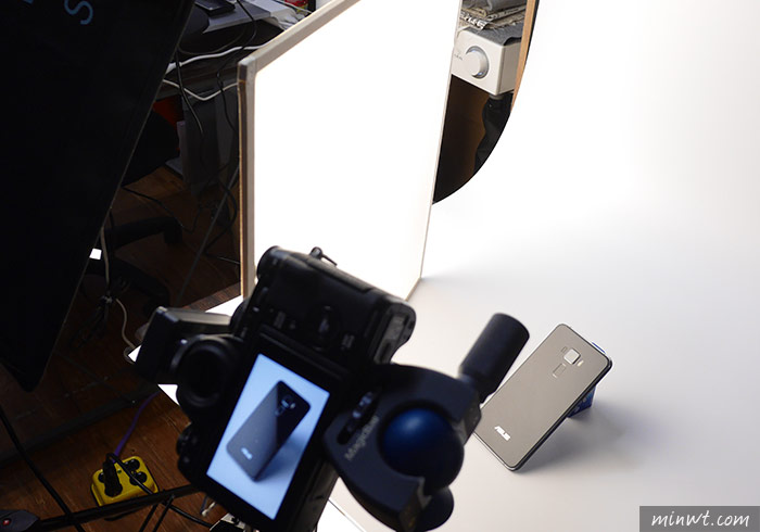 梅問題－商品攝影教學-拍出ZenFone3藍寶黑的經典同心圓放射紋路