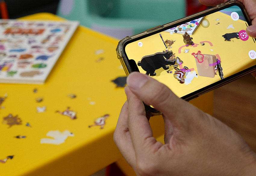 Rakugaki AR 擴增實境，用手機就能將桌面的貼紙，召喚出3D動態影像
