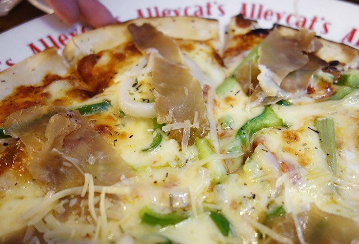 梅問題-美食－《Alleycat's Pizza‧巷貓餐廳》義式手工窯烤薄皮披薩