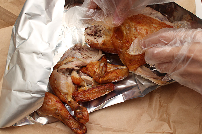梅問題-想吃烤雞就來《21世紀風味館》，用手扒肉大口吃！