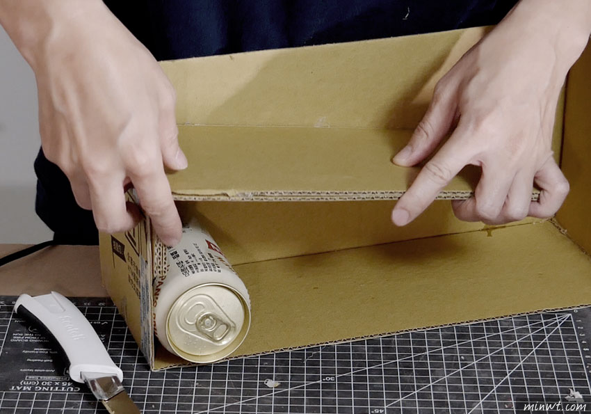 梅問題-[手作] 一卡紙箱，讓冰箱不再亂七八糟，DIY一卡會自動填補啤酒(飲料)收納盒