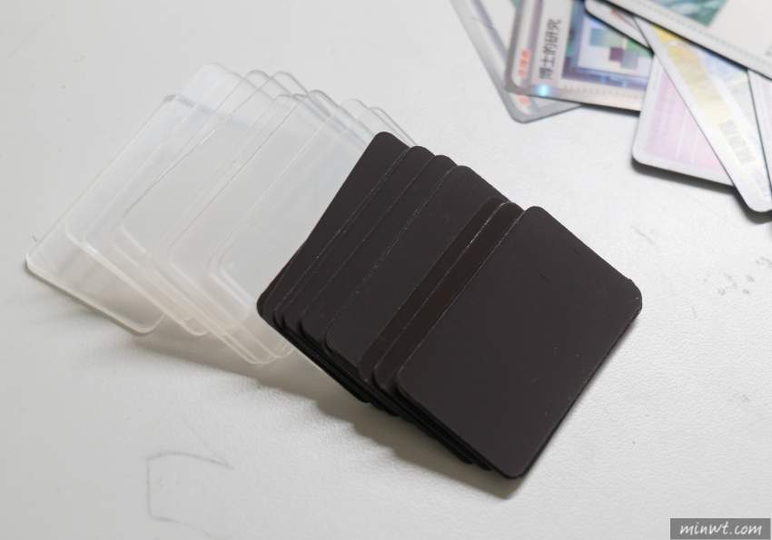 寶可夢卡牌 DIY 冰箱磁鐵所需的透明卡套與磁性背膠片
