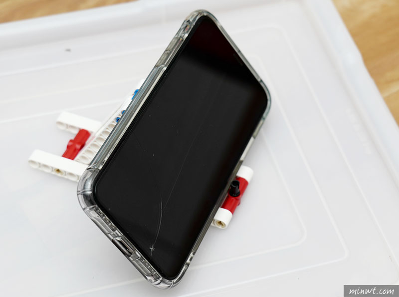梅問題-將樂高動力組零件，DIY可收合的手機追劇神架