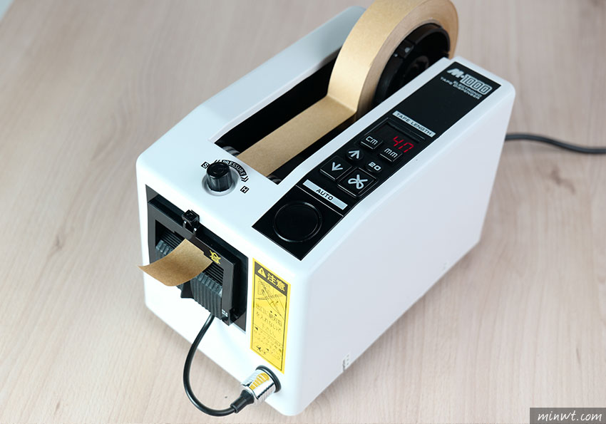梅問題-M-1000全自動膠帶裁切機，無論是雙面膠、紙膠帶都可輕鬆指定所需長度裁切且刀工也不殘膠