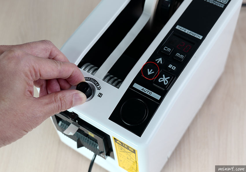 梅問題-M-1000全自動膠帶裁切機，無論是雙面膠、紙膠帶都可輕鬆指定所需長度裁切且刀工也不殘膠