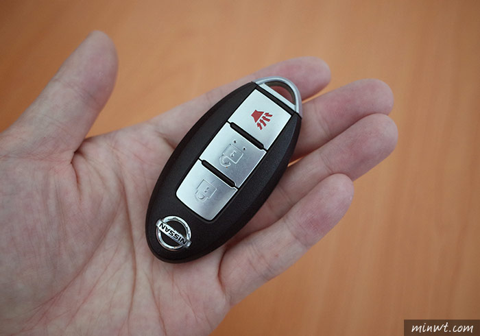 梅問題－如何自行更換汽車遙控的鑰匙電池(NISSAN TIIDA)