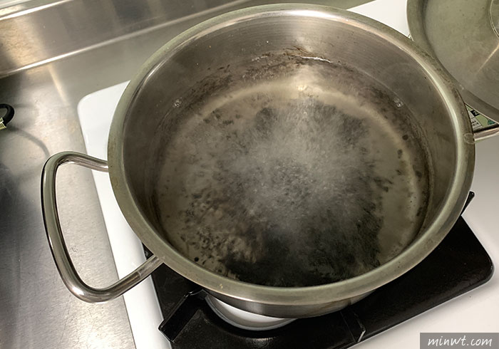 梅問題-白醋+蘇打粉，讓燒焦的鍋子變得閃亮亮